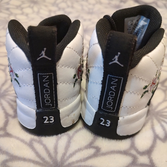 Black/white jordans - Picture 3 of 10